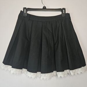 Hot Topic pleated lace trim mini skirt